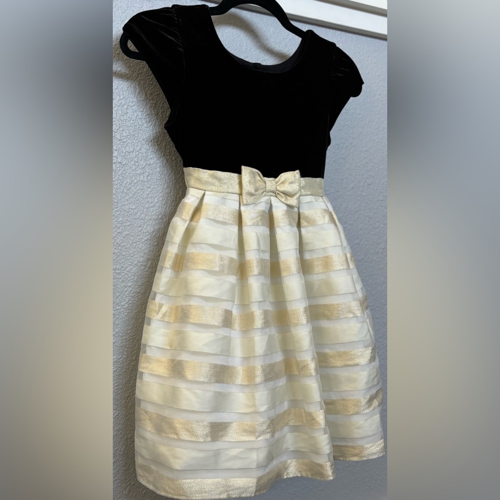 Jona Michelle Black, Ivory & Gold Dress with Bow Accent
Size: (7) - Picture 7 of 13